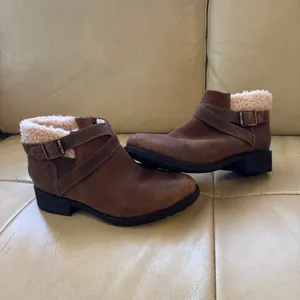 UGG Elora Brown Suede Shearling Lined Buckle Ankle Boots 1095151 Womens 9‎ thumbnail 2