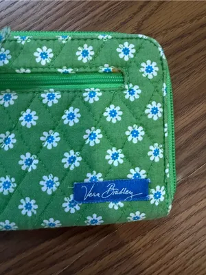 VTG Vera Bradley Quilted Apple Green Daisy Retired Zip Wallet. thumbnail 2