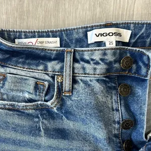 Vigoss • Stevie cropped straight leg distressed jeans thumbnail 6