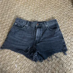Urban Outfitters BDG Girlfriend High-Waisted Denim Short – Black, Size 27 thumbnail 2