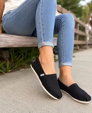TOMS Classic Canvas Slip-On Flats Women’s US 6 Black Casual Comfort Shoes thumbnail 1