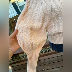 Nice  BCBG MAXAZRIA sweater 🍑🍑 thumbnail 4