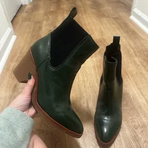 Aerosoles | Women's Dark Green Crinkle Wedge Chelsea Pointed Toe Ankle Boot, 10M thumbnail 2