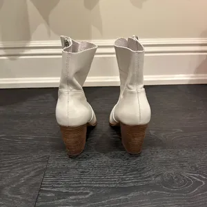 Steve Madden Short White Pointed Toe Boots thumbnail 4