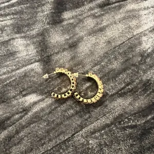 Elegant Gold Hoop Earrings thumbnail 1