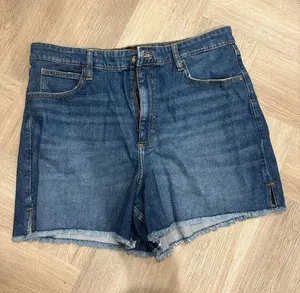 Lee Women's High Rise Cut Off Jean Shorts 4 Inch Inseam Size 14 Stretch thumbnail 1