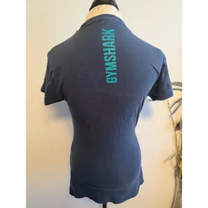 Gymshark Women's Graphic T‎ Shirt Navy Blue Turquoise Logo Size S flaw thumbnail 2