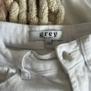 white jeans thumbnail 3