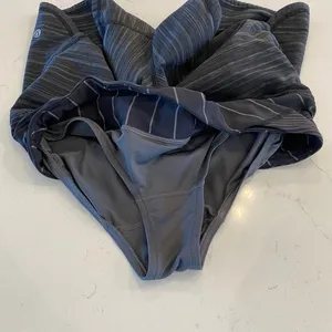 Lululemon Run‎ Speed Short Black and Gray Size 6 thumbnail 5