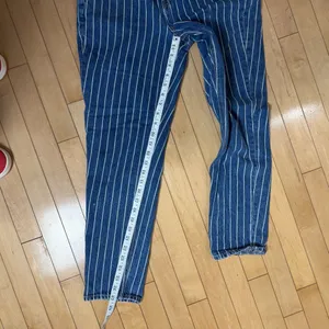 American Eagle Blue Pinstripe High Rise Straight Leg Mom Jeans Women’s Size 4 thumbnail 6