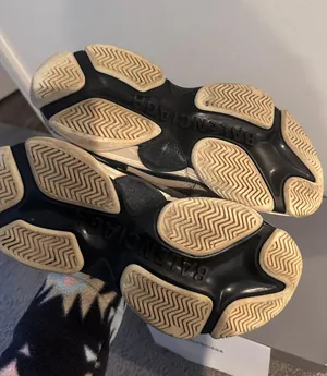 Balenciaga 100% Authentic  Triple S Sneakers thumbnail 5