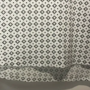 Adrianna Papell- Geometric Pattern Hi Low Black White Gathered Cuffs Top- Size L thumbnail 7