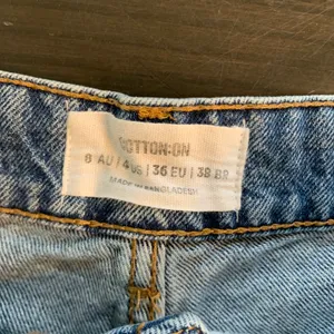 Cotton On High Rise Mom Denim Shorts Medium Wash Blue Size 4 US Frayed Hem thumbnail 3