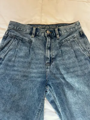 Tags: mom jeans, high rise jeans, light wash denim, casual, trendy, women’s jeans, American Eagle, size 4. thumbnail 6