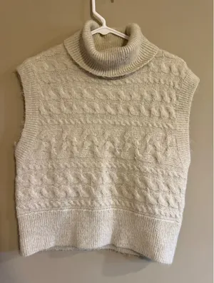 Old‎ Navy Womens Oatmeal Cream Cable Knit Turtleneck Sweater Vest Medium thumbnail 1