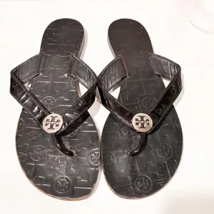 Tory Burch Thora Black Leather Gold Logo Medallion Thong Sandal Size 8M thumbnail 2