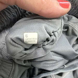 Lululemon Hotty Hot Short II Women 6 Gray Low Rise 2.5 Inseam Mesh Venting thumbnail 10