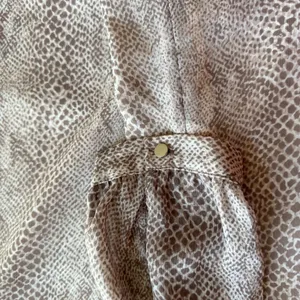 Banana Republic Women Sz S Tan Snake Skin Print Long Sleeve Ruffle Boat Neck thumbnail 5