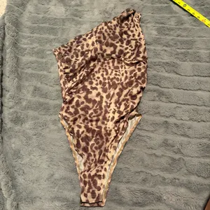 SheIn Leopard Print One Shoulder Bodysuit Mesh Stretch Ruched Medium thumbnail 4