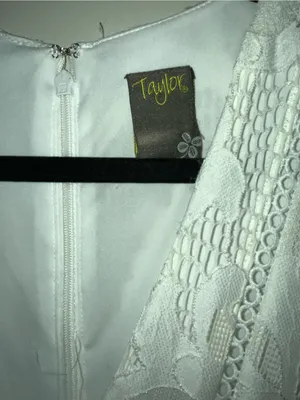 Taylor White Lace V-Neck Handkerchief Hem Dress PTP 22in No Size Tag thumbnail 5