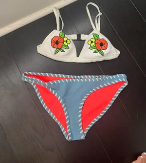 Bikini Triangl thumbnail 1