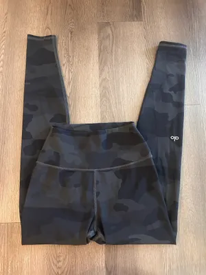 Alo Yoga deep camo leggings thumbnail 1
