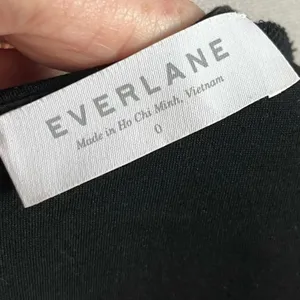 Everlane • The Sleeveless V-Neck Flare Dress in Black thumbnail 5