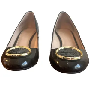 Tory Burch Sally Wedge Pumps Black Patent Leather Gold Logo Size 7 thumbnail 3