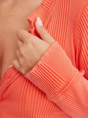 $45 NWOT Aerie Women’s Coral Orange Ribbed Road Trip Henley, Size Medium thumbnail 3