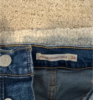 Levi’s Ribcage Straight Ankle Jeans thumbnail 2
