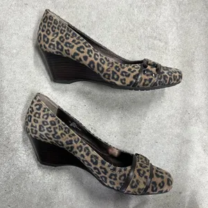 Sofft Womens Leopard Animal Print Closed Toe Wedges Buckle Detailed Size 7M thumbnail 4