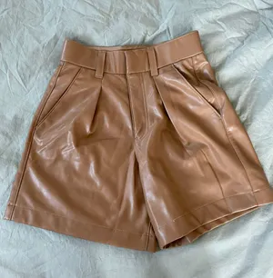 Abercrombie NWT 6 Inch Vegan Leather Tailored Shorts thumbnail 1