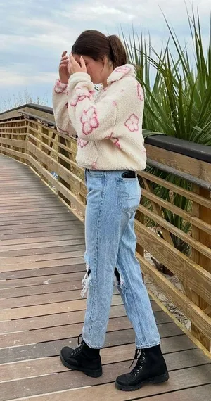 American Eagle Outfitters Mom Jean thumbnail 1
