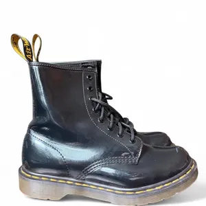 Dr. Martens 1460 Black Patent Leather 8-Eye Combat Boots Women’s US 8 EU 39 thumbnail 2