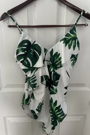 Tempotrek Swimsuit Womens Medium One Piece Ruffle Front White/Green Palms NEW thumbnail 1