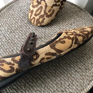 Vintage 100% GENUINE LEATHER fuzzy brown and tan leopard print Mary Jane ballet flats with gold studs ad velcro strap closure thumbnail 4