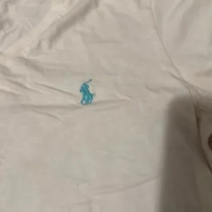 Vintage‎ Ralph Lauren Sport White 100% Cotton T-Shirt Size Medium with teal/blue thumbnail 3