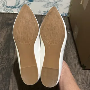 Chic White Women's Flats Size 8.5 thumbnail 3