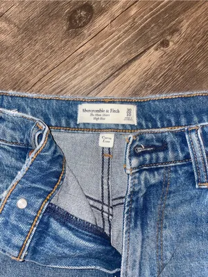 Curve Live High Rise Mom Short - Abercrombie & Fitch thumbnail 3