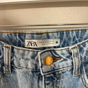 Zara High Rise Straight Leg Light Wash Mom Jeans thumbnail 4