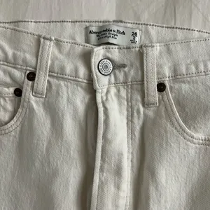 Abercrombie & Fitch Ultra High Rise Ankle Straight Jean in Cream thumbnail 7