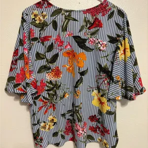 Umgee Blue Striped Floral V-Neck Blouse with Multicolor Blooms thumbnail 9
