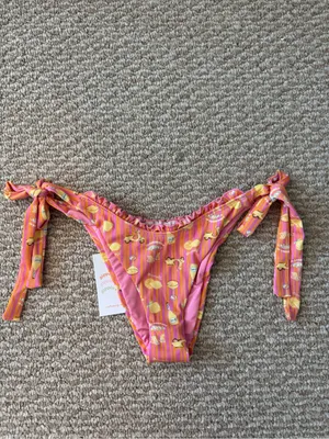 NWT Dippin’ Daisy’s Lemon Vespa Print Bikini Set thumbnail 7