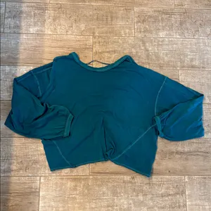 Teal long-sleeve crop top with a front twist detail. thumbnail 3