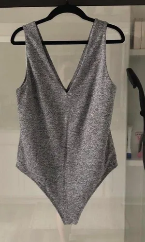 Vuori Heather Gray Halo V Neck Bodysuit XL Athletic Athleisure thumbnail 1