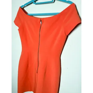 Alice + Olivia Aleah Off Shoulder Dress 6 Tangerine Orange Fitted Sheath thumbnail 5