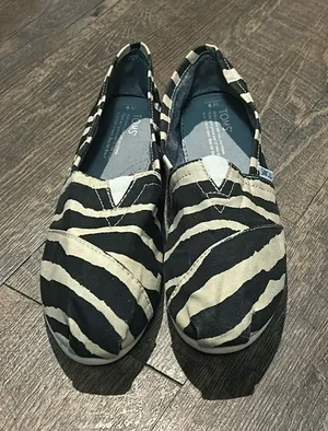 TOMS Women Black & Tan Zebra Print LightWeight Flat Slip On Shoes Size 9 W‎ thumbnail 1