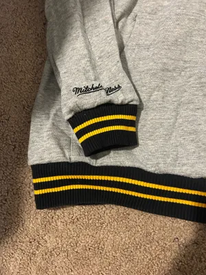Mitchell & Ness Boston Bruins, gray Hoodie with Black and Yellow Details thumbnail 3
