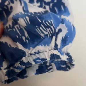 Lilly Pulitzer with Flaws Med  Blue and White Patterned Blouse thumbnail 7