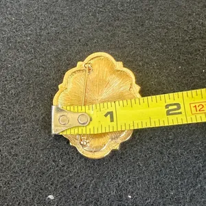 Vintage Gold Tone Pink Cabochon Faux Pearl Scalloped Edge Brooch pin EUC‎ thumbnail 4